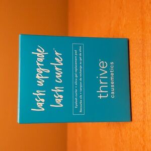 Eyelash curler with replacement pad